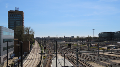 848729 Gezicht op het vanwege de coronacrisis vrijwel verlaten spoorwegemplacement ten zuiden van station Utrecht ...